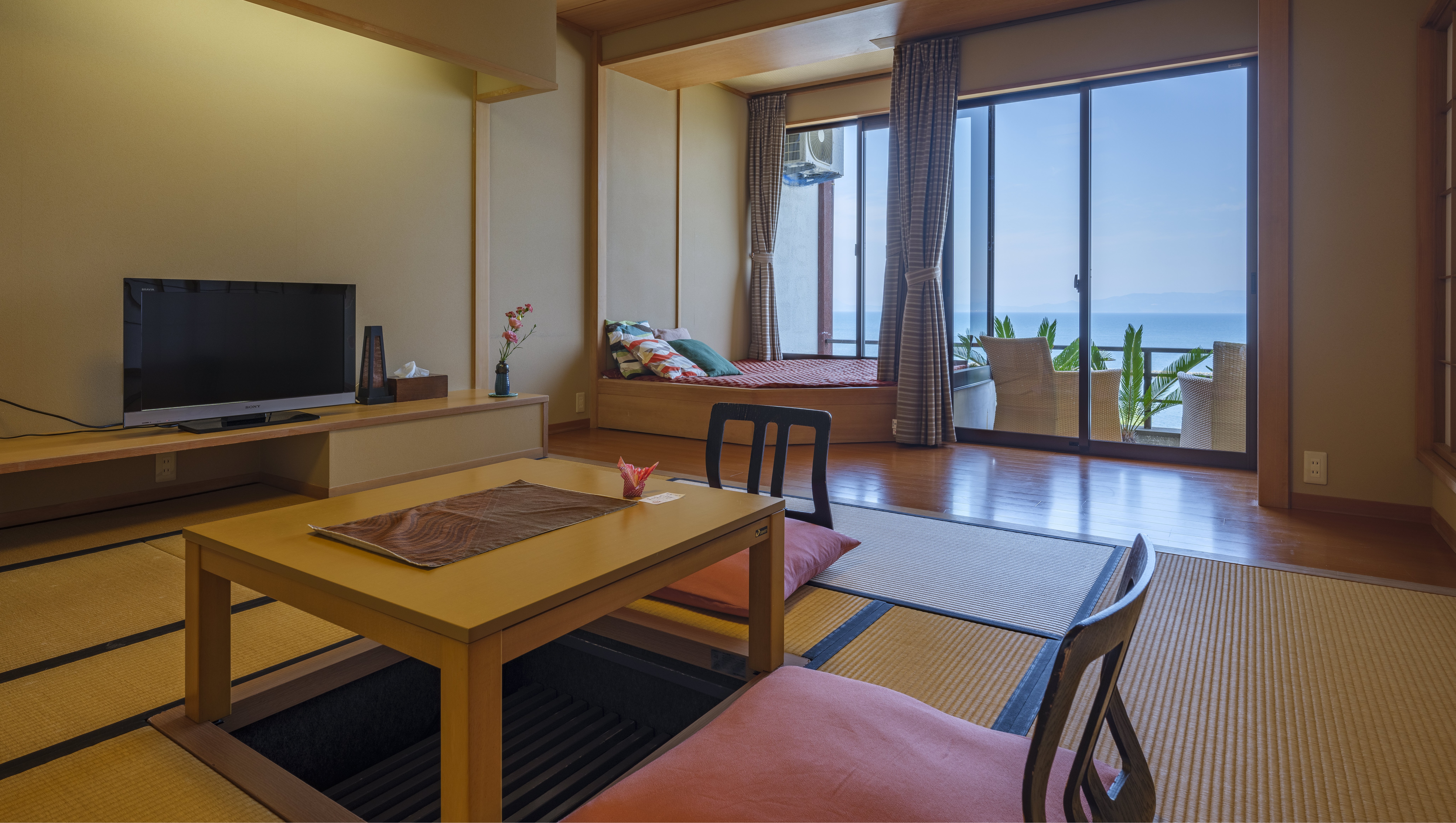 ５階　海側和室６．５帖＋まどろみリビング