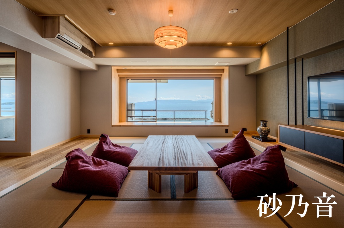 2025年9月リニューアル【露天風呂付きモダン和洋室 ～砂乃音～】窓際のヌックで昼は景色、夜は星空をお愉しみいただけます