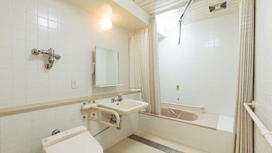 【バリアフリー対応客室（バス付）／34平米（バスルーム）】どなたでも快適にお過ごしいただけるお部屋