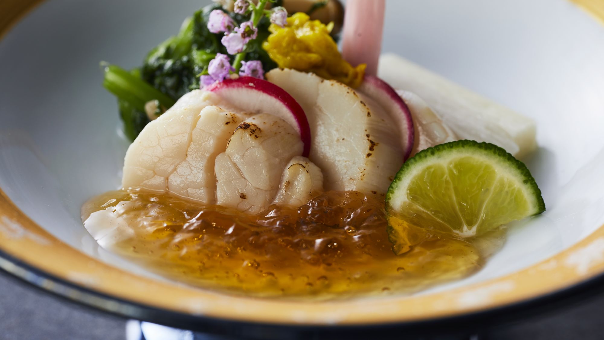 【土地の恵み会席】冬(2025年12月～2026年2月)酢物 炙り帆立と季節野菜のジュレ掛け