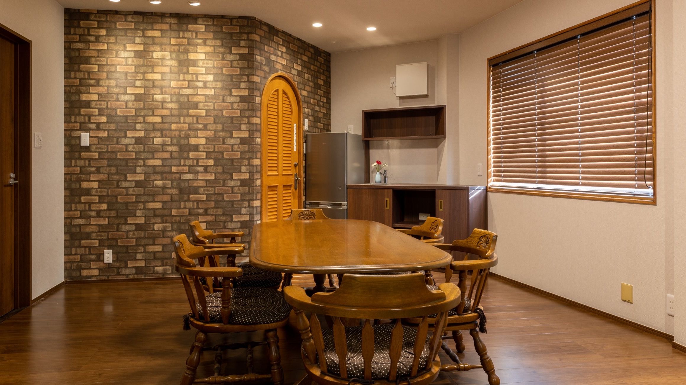 【和洋室：御調（みつぎ）】◆洋間は6人掛けテーブルがありますので、お部屋食も可能です♪