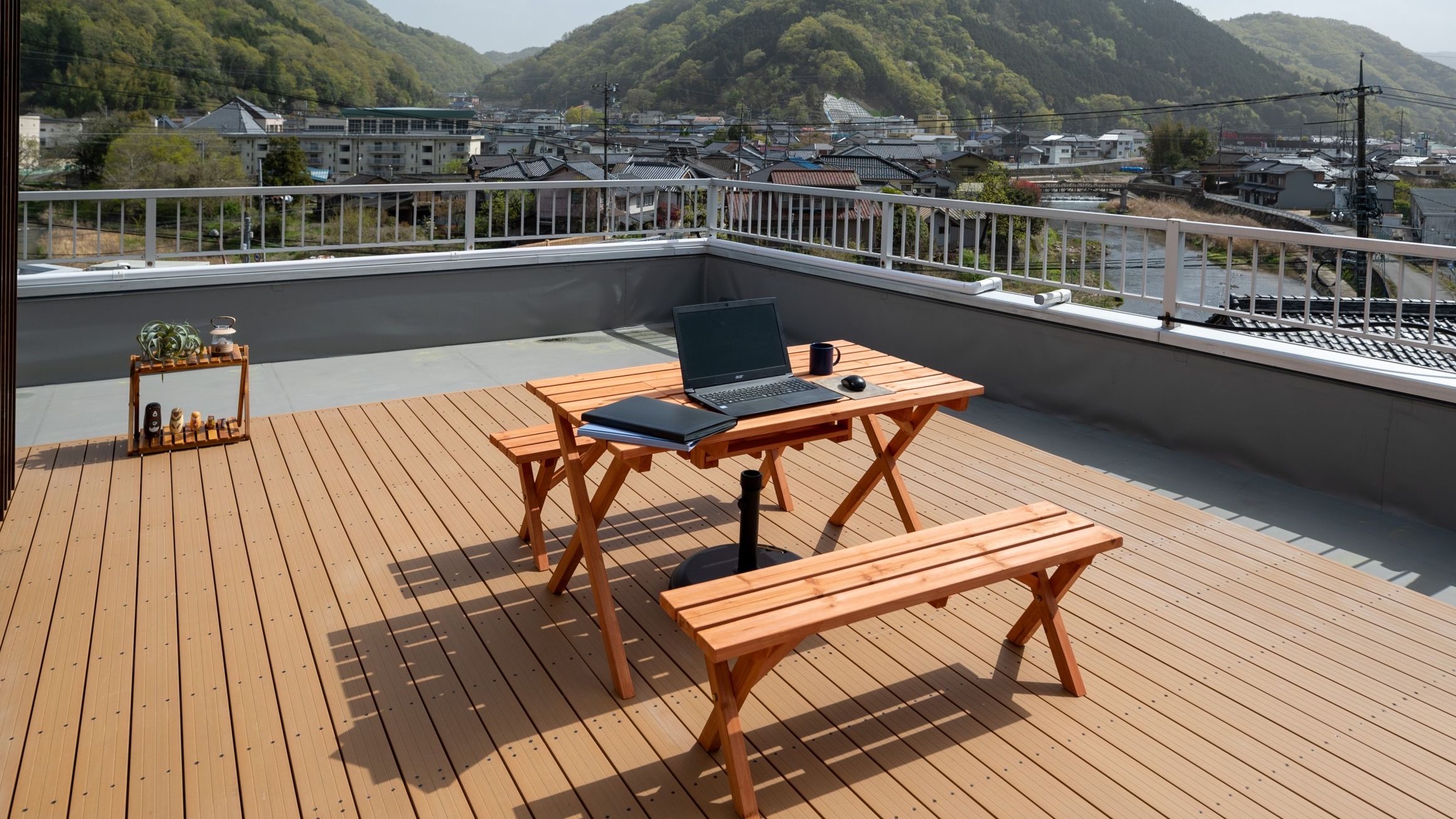 屋上ウッドデッキからは長閑な山あいを眺められます