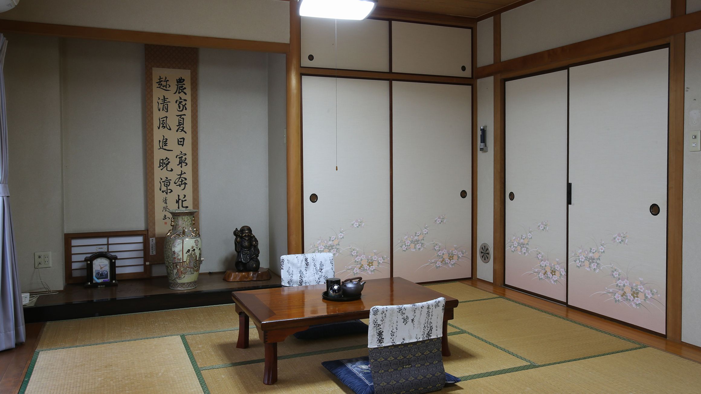 ・【和室12畳】広々とした和室でゆったりお寛ぎください