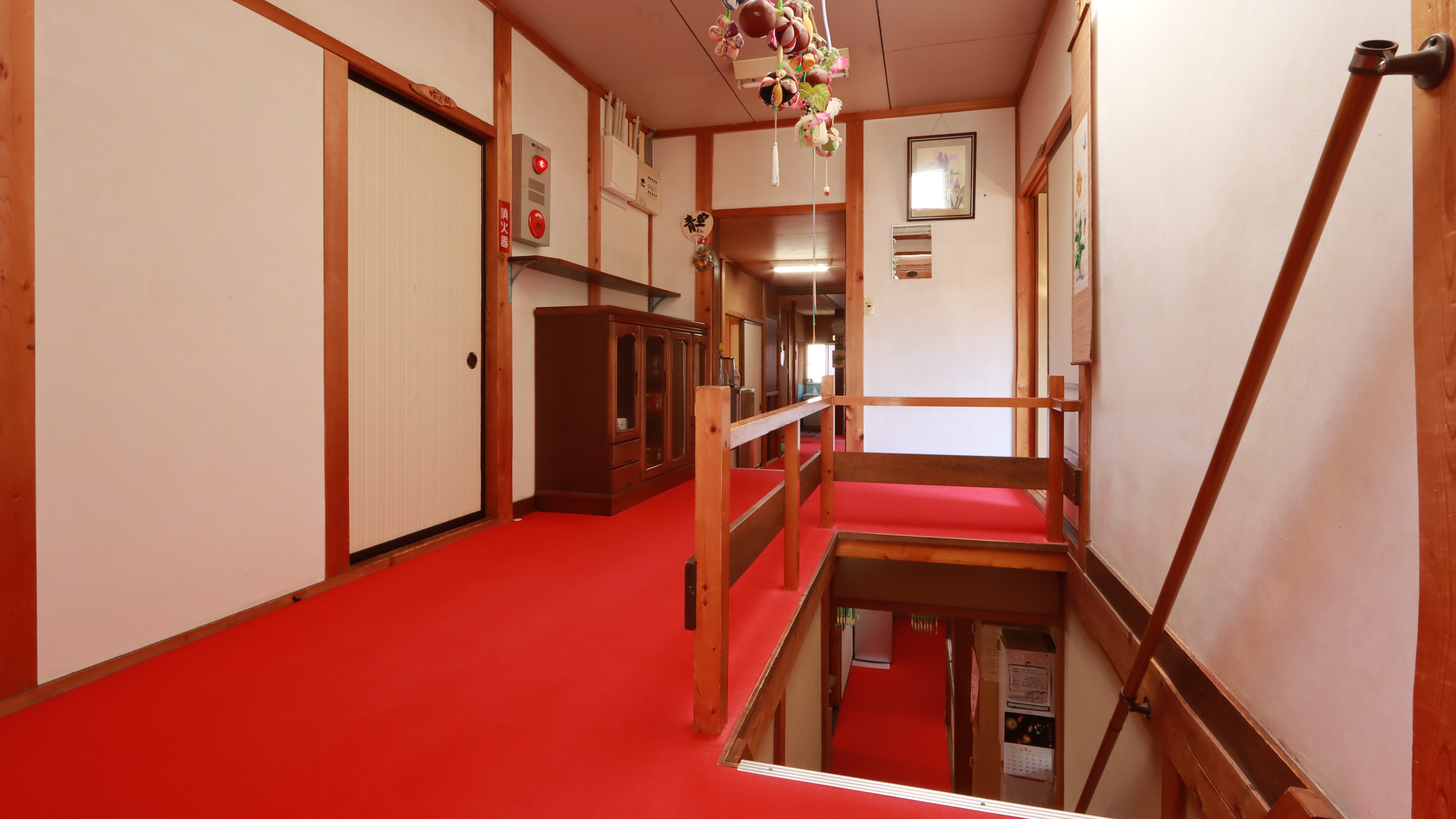 2階客室へは、階段をご利用ください。