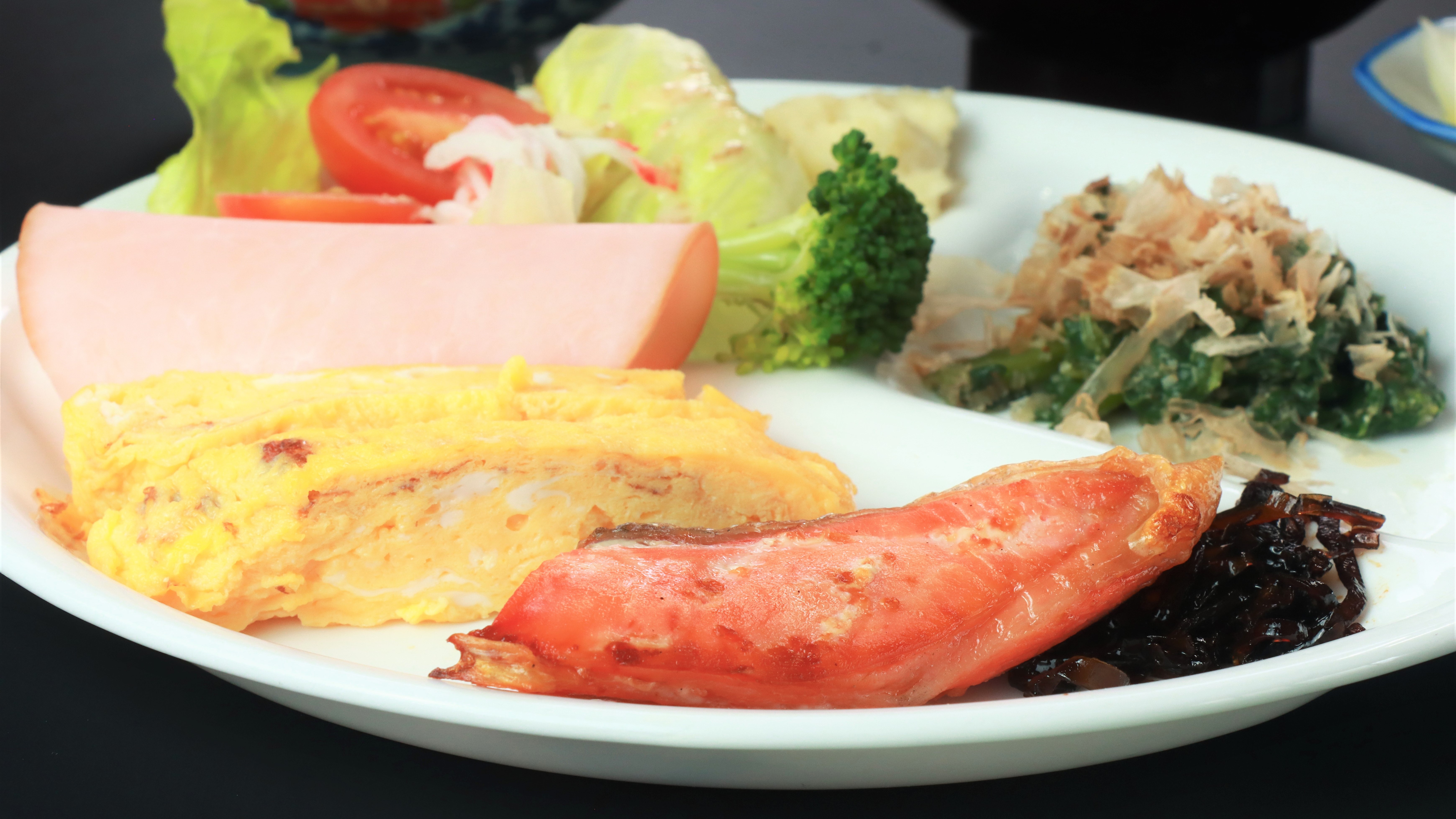 ビジネス朝食-おかずは、ワンプレートで盛り付け♪