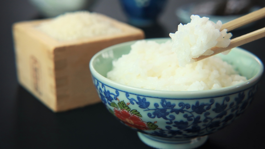 朝食-地元の農家さんから仕入れてる「ひとめぼれ」を、おいしいお水で炊いてます