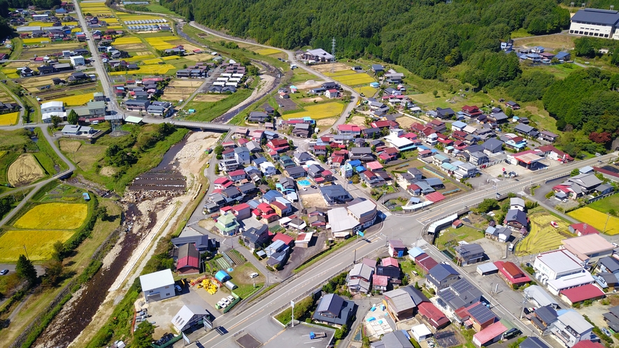 西本館のある久々野は、背後に田んぼ度里山が。国道から、ちょっとはいった場所にあります。