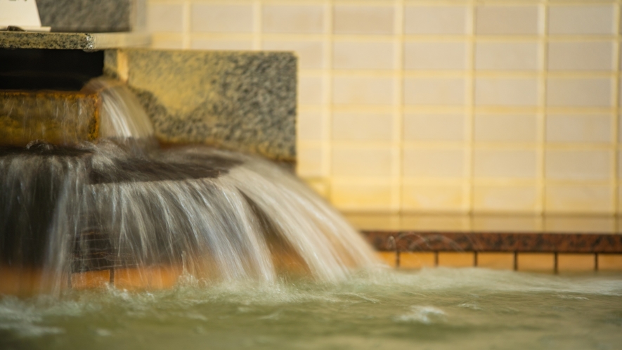 菅山から流れるミネラルたっぷりの天然水、美肌の湯。（温泉ではございません）