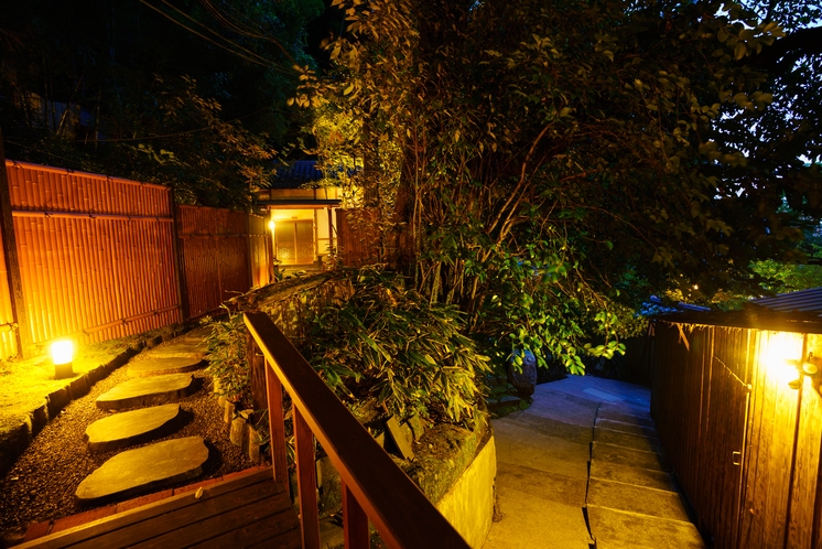【客室Ｃタイプ/　桐壺　】露天風呂付客室となっております。夜の風景
