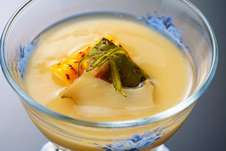 【冷やし鉢】玉蜀黍の玉締め。冷たい茶碗蒸しなので夏にぴったりな一品です。