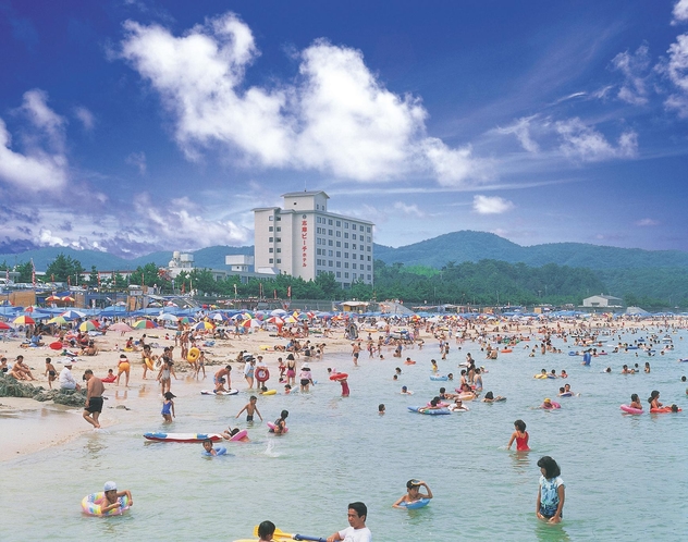 ホテルの目の前には地域１番人気の千鳥ケ浜海水浴場がございます♪夏はお部屋より水着のまま海水浴場へGO