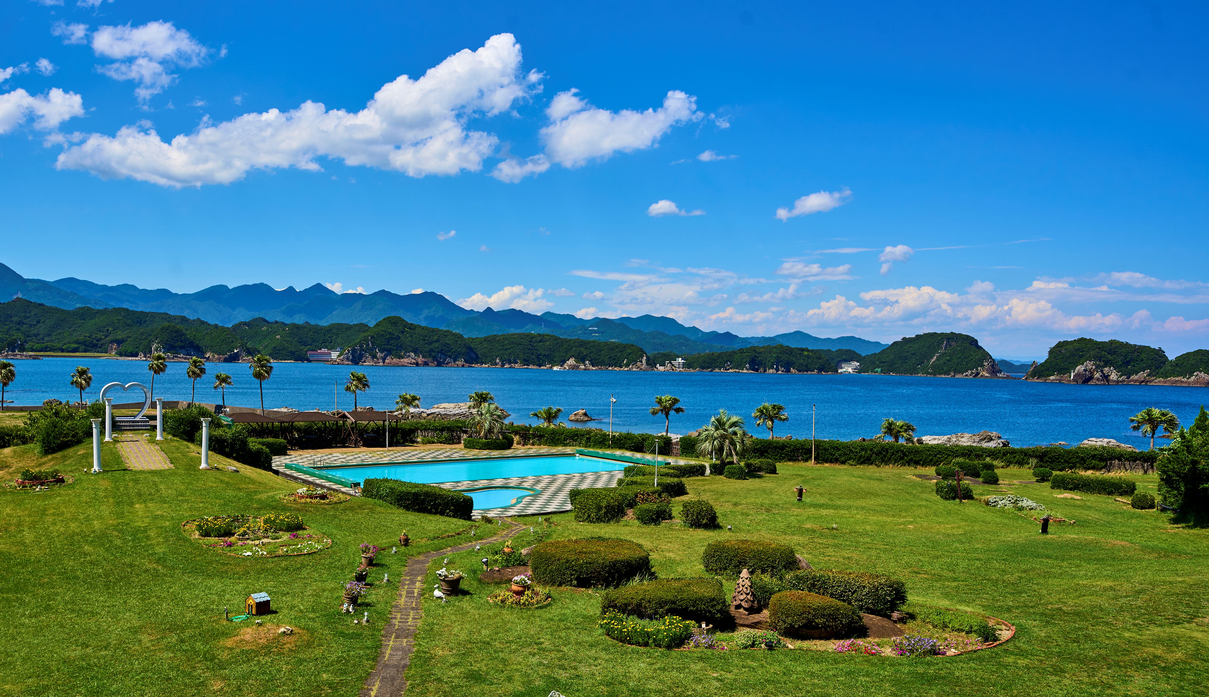【夏季限定】海風の心地よい海辺のガーデンプールでリゾート気分を満喫。