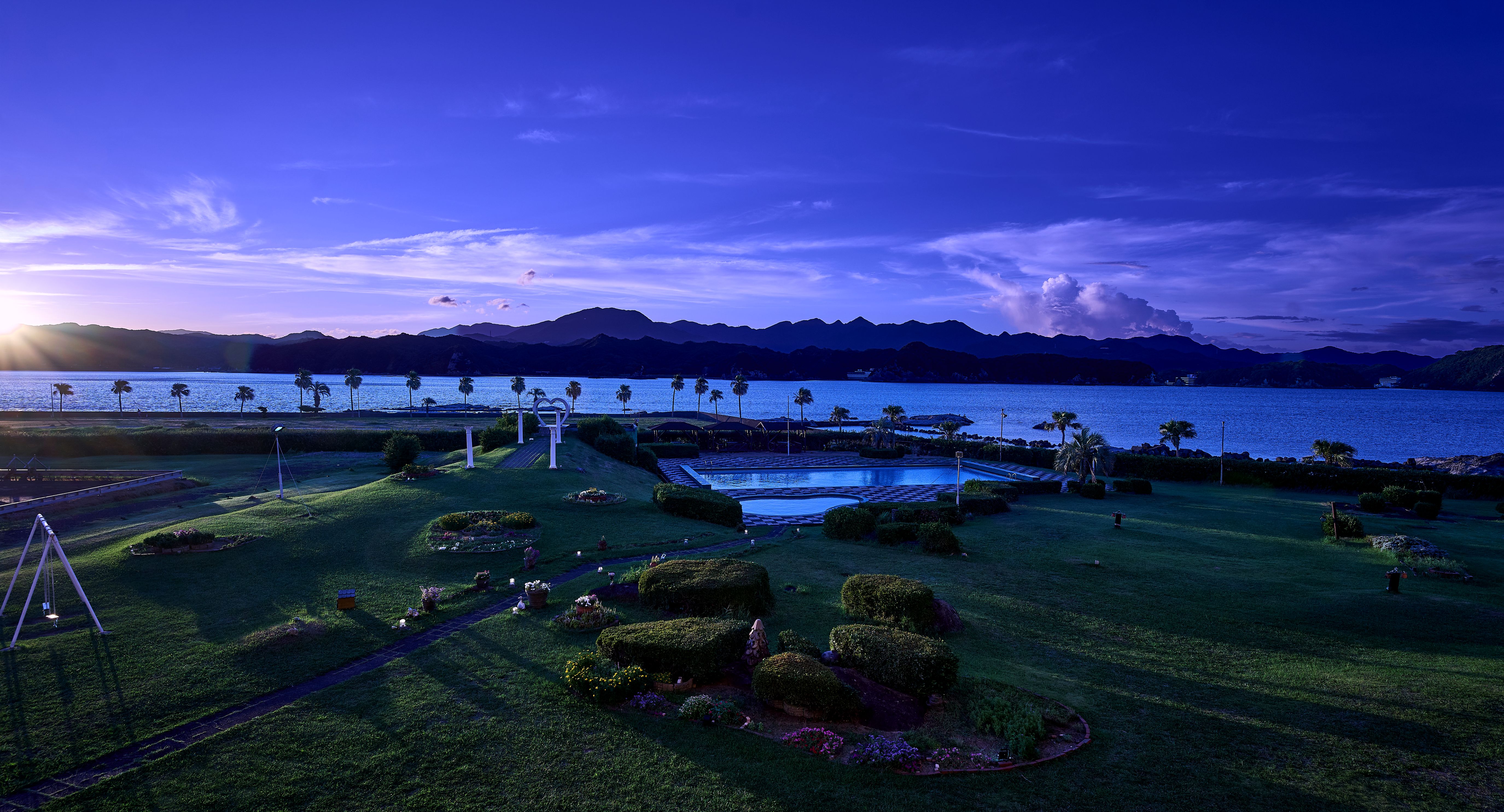 森浦湾と熊野の山々を望む夕暮れのガーデン