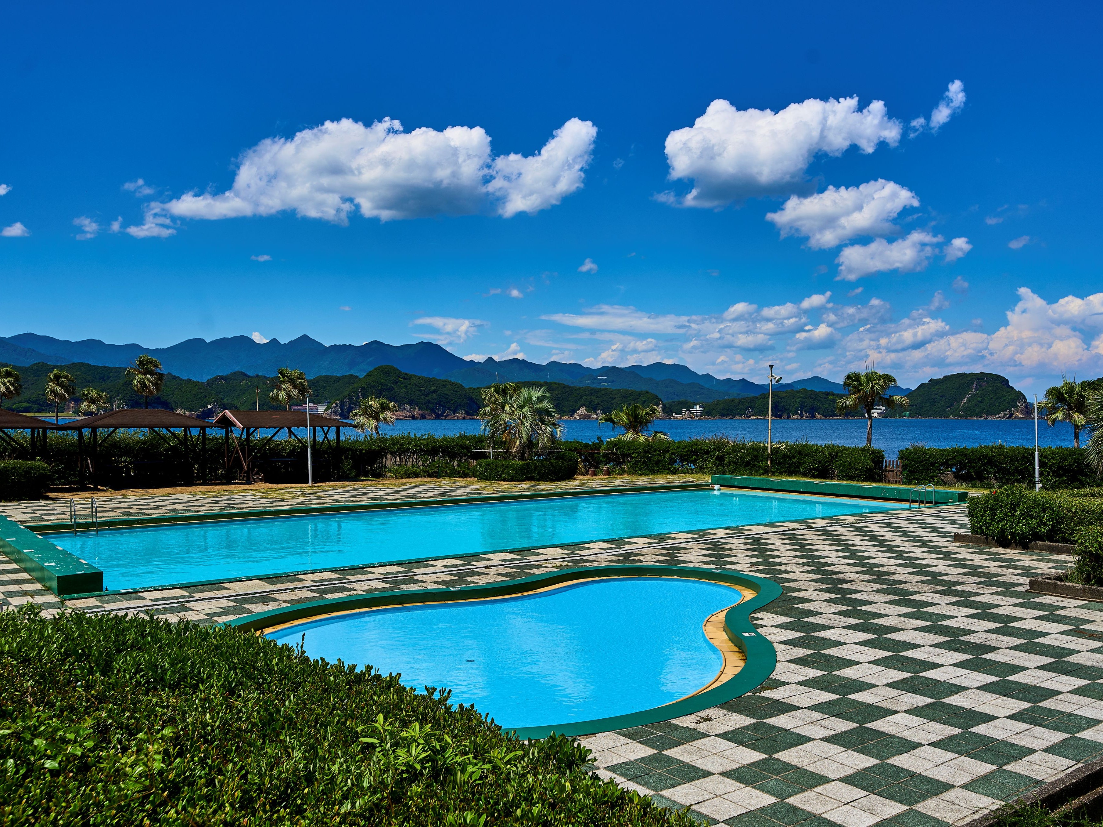 森浦湾と熊野の山々を望むガーデンプール