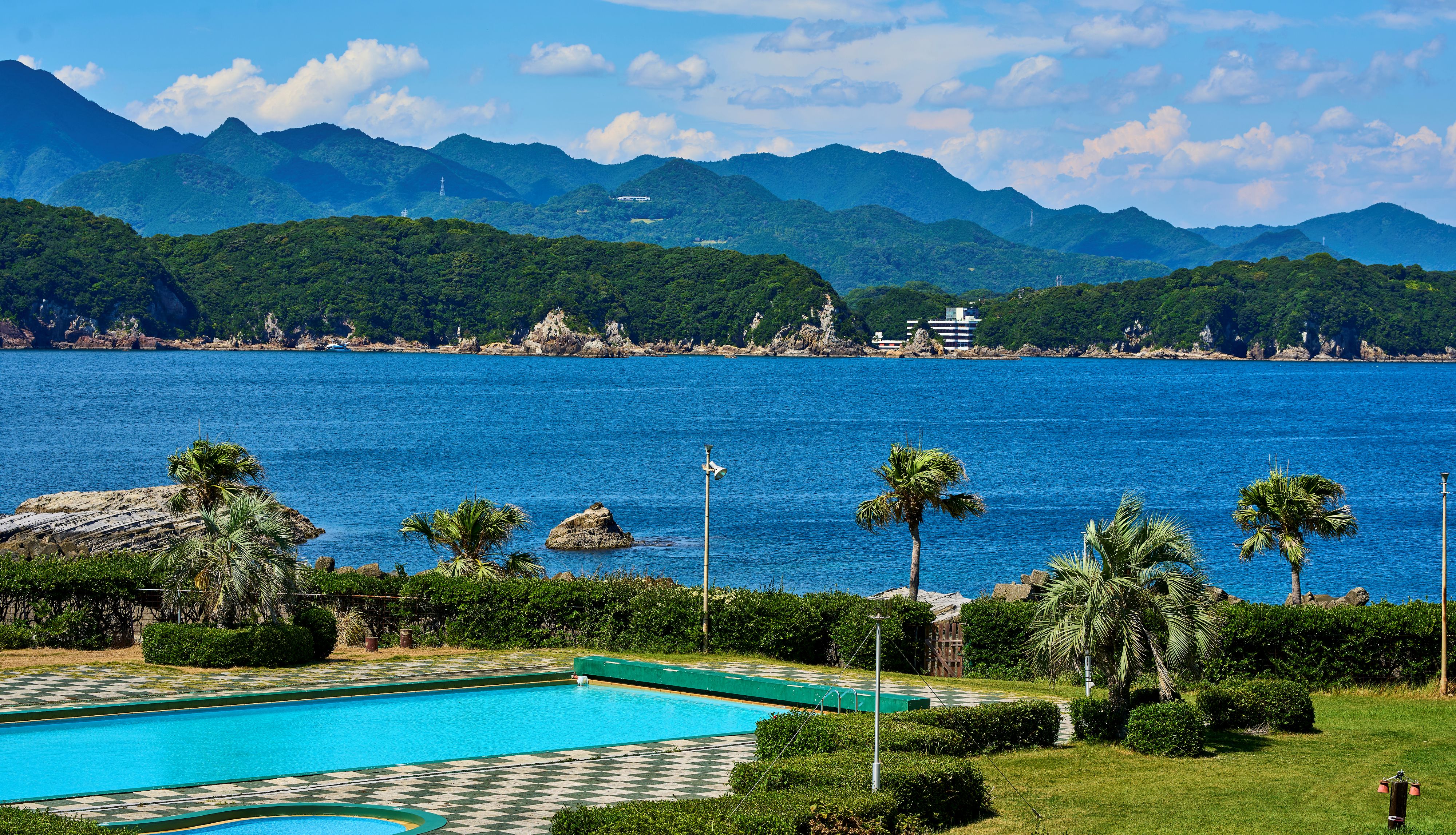 森浦湾と熊野の山々を望むガーデンプール