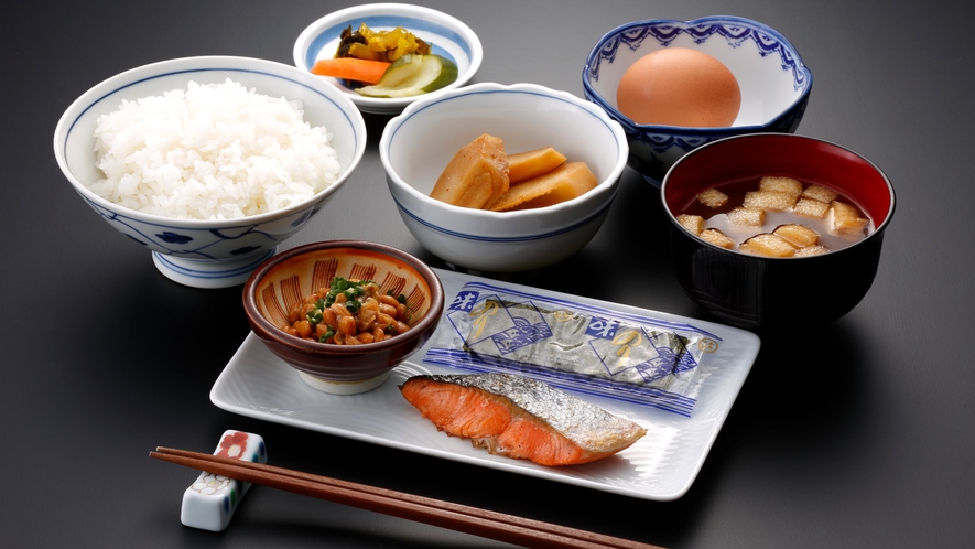 ・毎日炊き立てご飯と手作りお味噌汁が大変好評の和朝食　一例