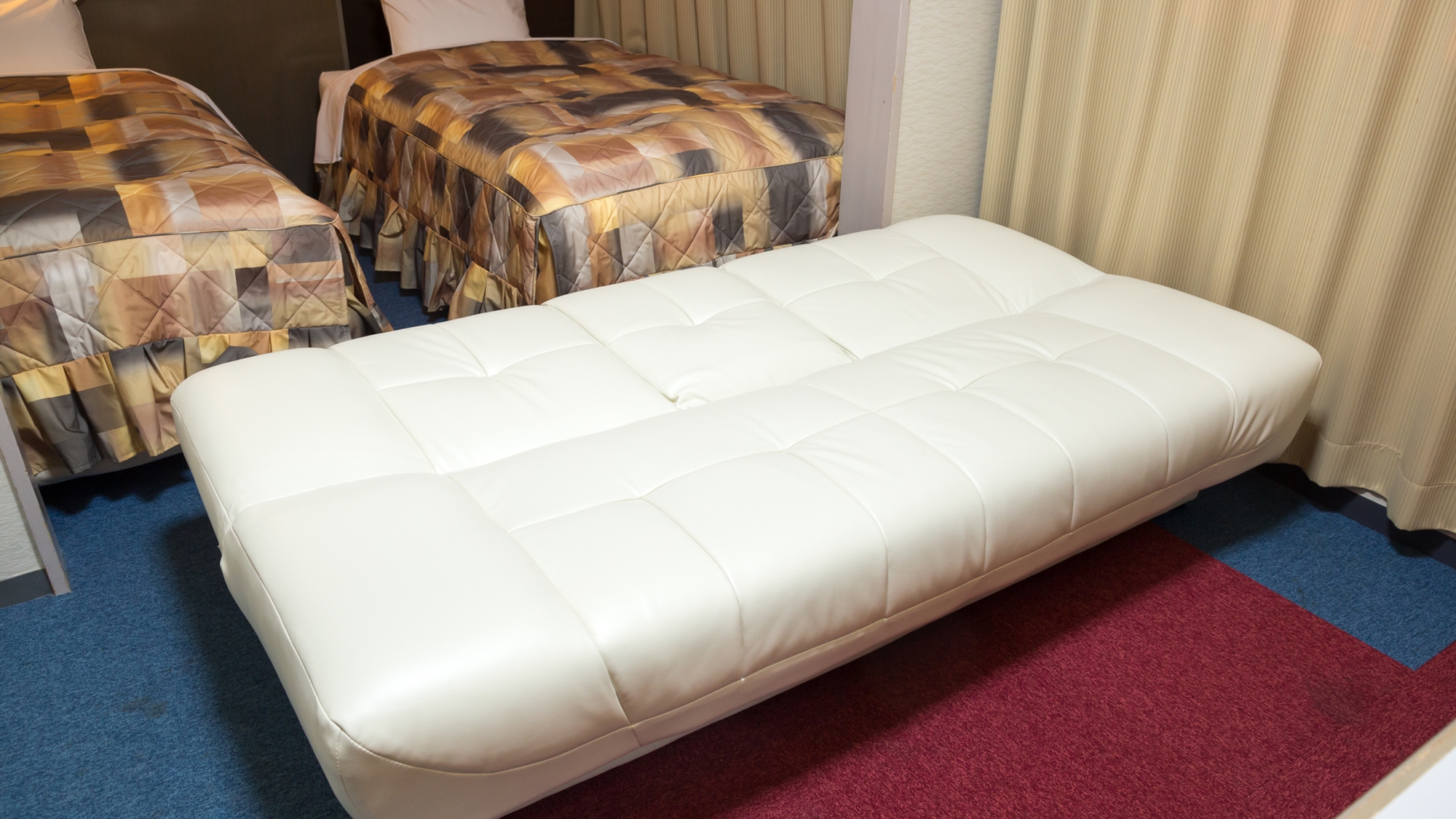 【ツインルーム】お部屋にあるソファは広げるとベッドとしてもご利用いただけます。