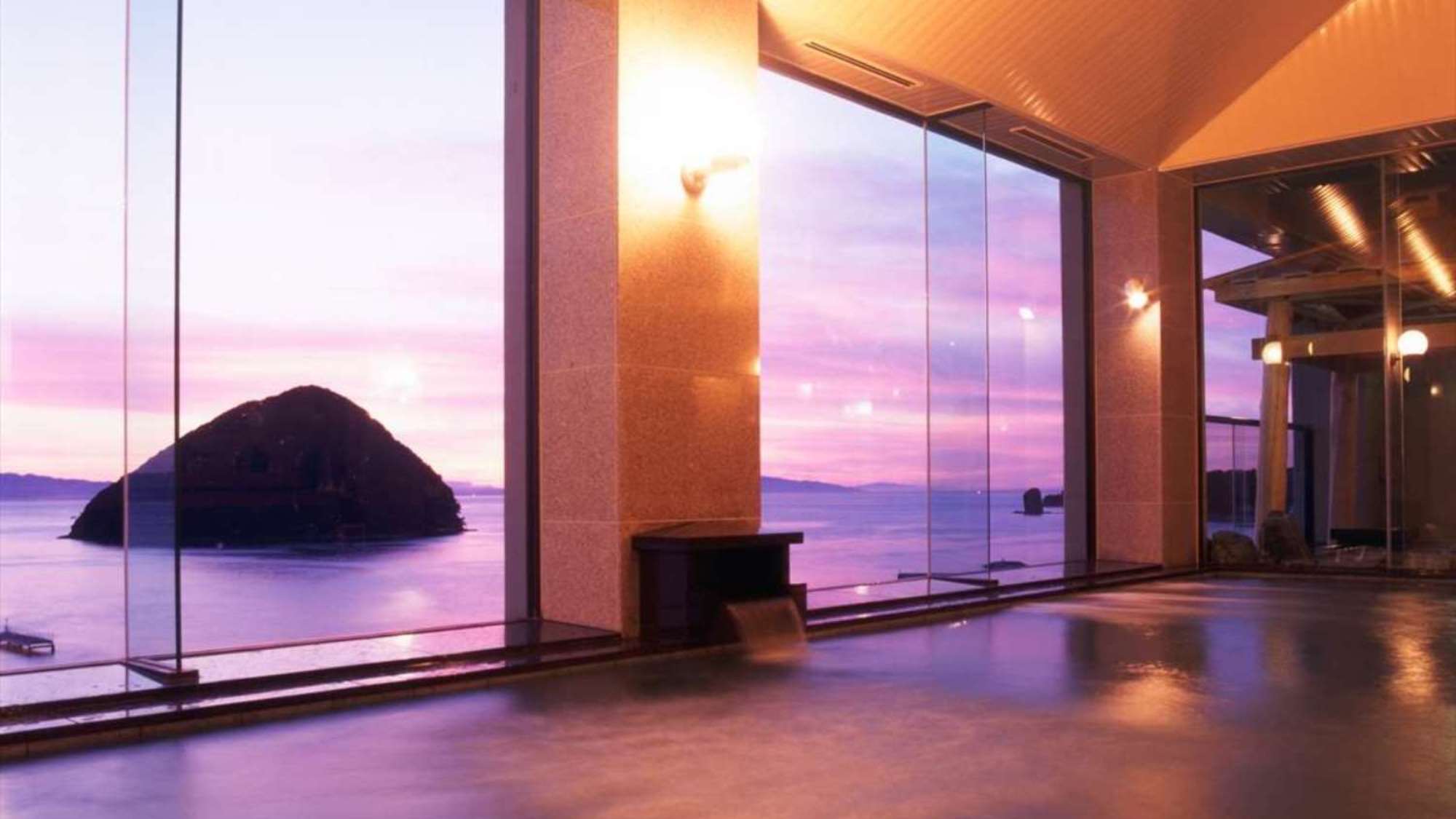 南部屋・海扇閣の展望大浴場から望む夕景