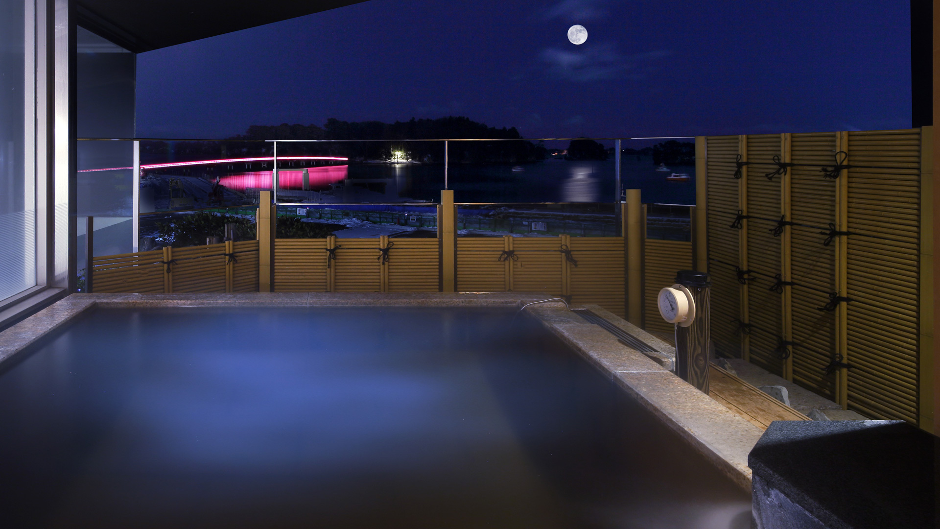最上階芭蕉亭海側洋室ツインルーム「月の間」　ベッドルームで日本三景松島の景色を愉しむ