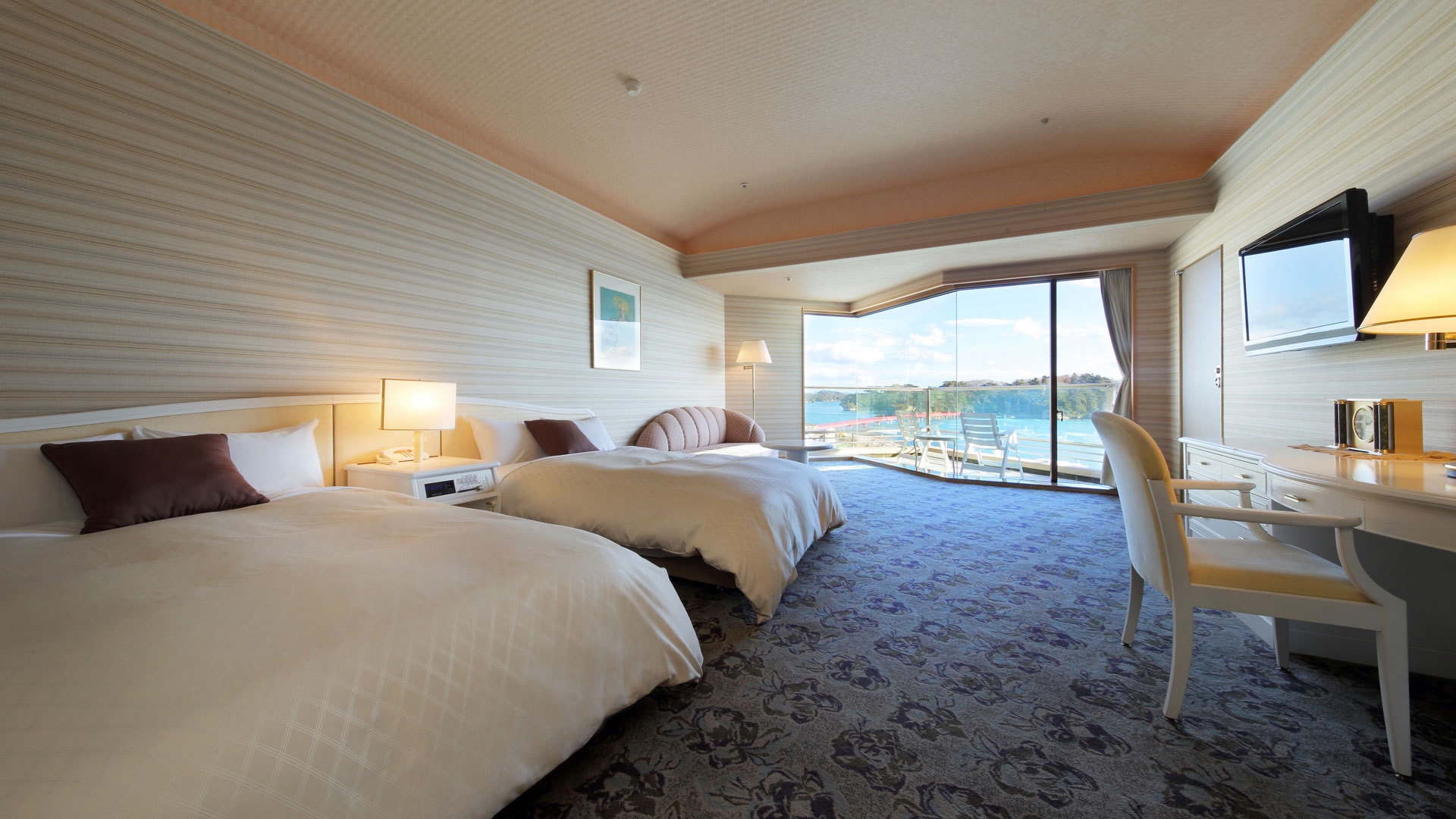 最上階芭蕉亭海側洋室ツインルーム「月の間」　ベッドルームで日本三景松島の景色を愉しむ