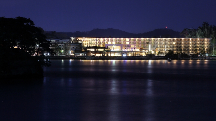 松島湾から望むマツシマセンチュリーホテルの夜景