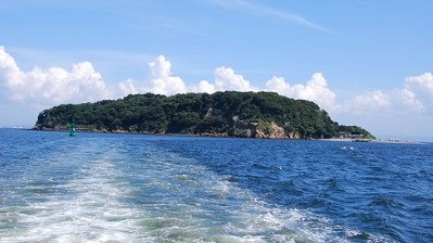 東京湾唯一の無人島猿島　ホテルより徒歩約10分の桟橋から20分間船に揺られてたどり着きます