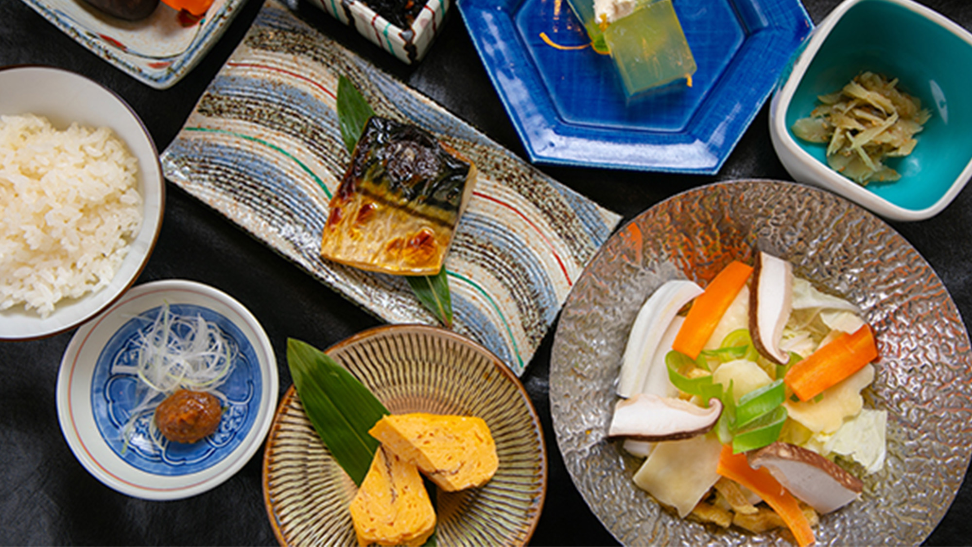 ご朝食一例：朝の活力は朝食から。大分の郷土料理を味わう和朝食。