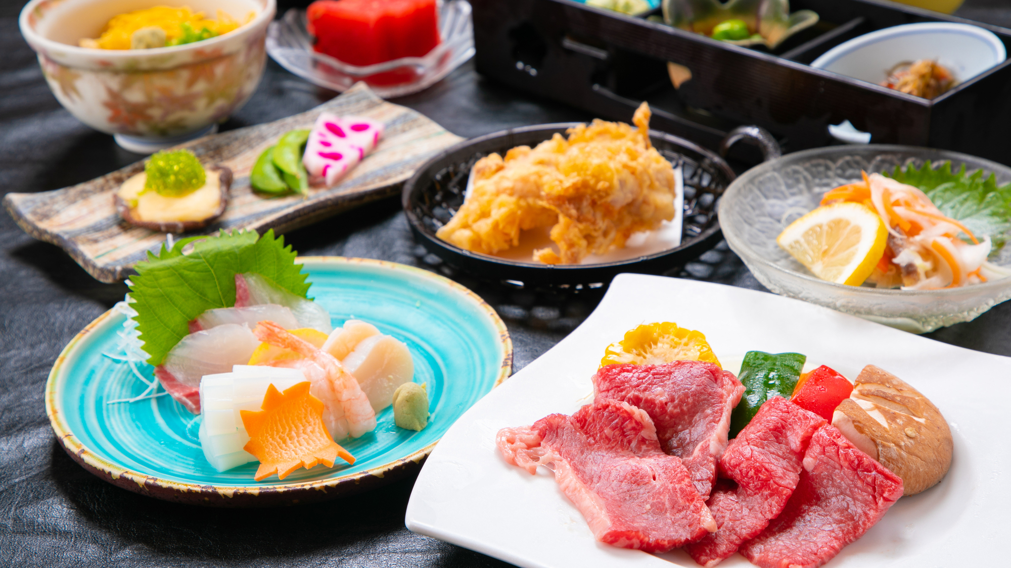 ご夕食一例：大分の豪華食材が揃う湯本屋自慢の会席。季節によってお品書きが異なります。