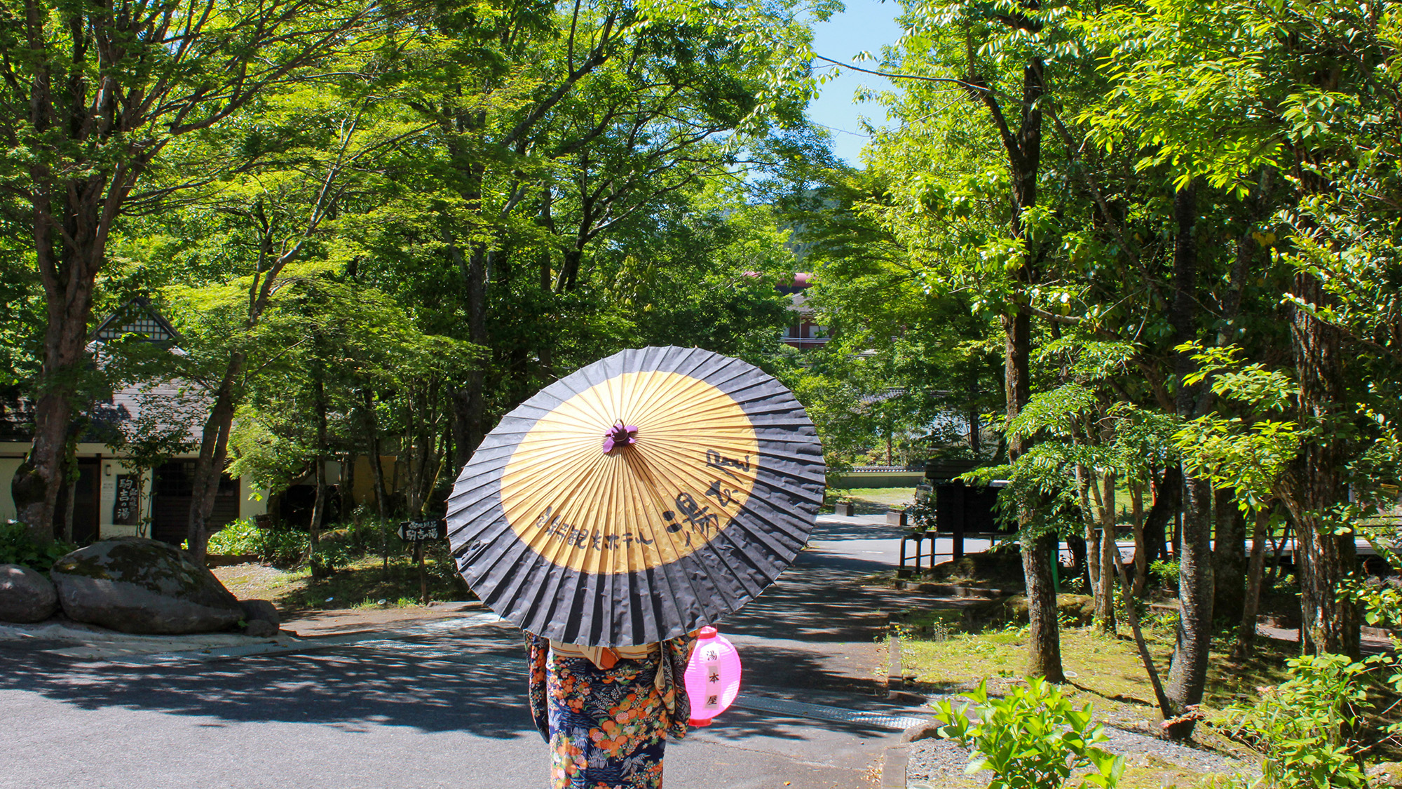 湯本屋では着物のレンタルを行なっています。自然の中を散策すると旅気分も盛り上がります。