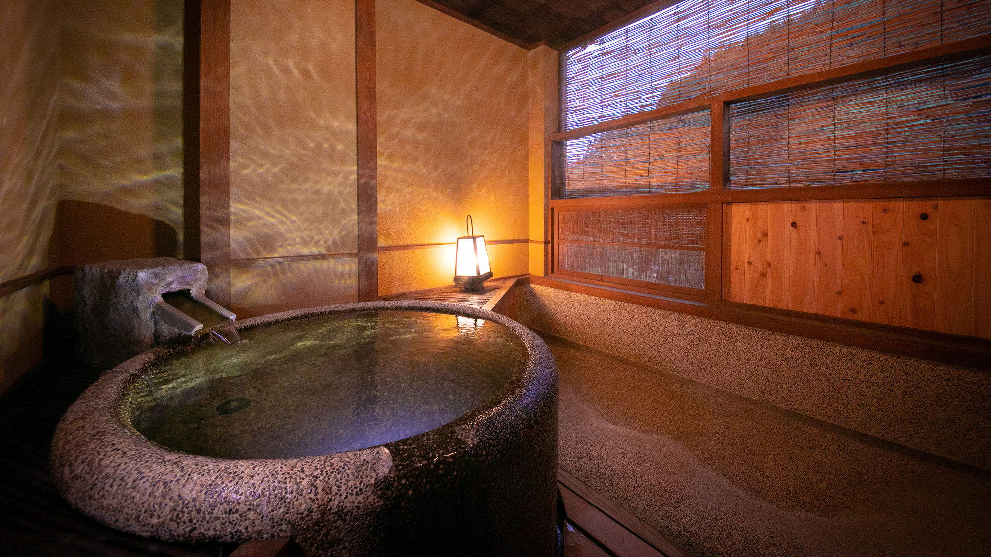 露天風呂付き客室：プライベート空間で誰にも邪魔されることなく、極上の湯を満喫。