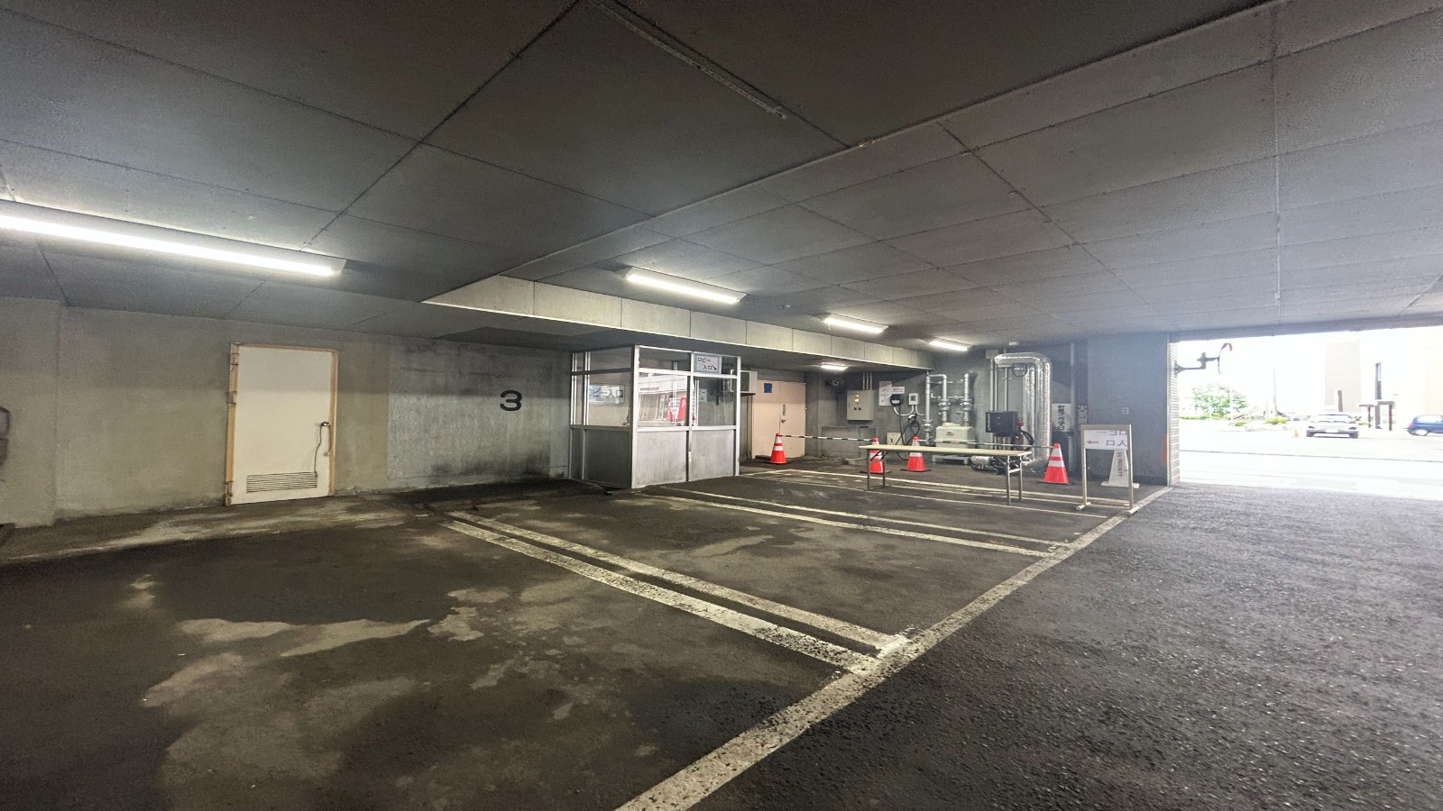 屋内駐車場　③
