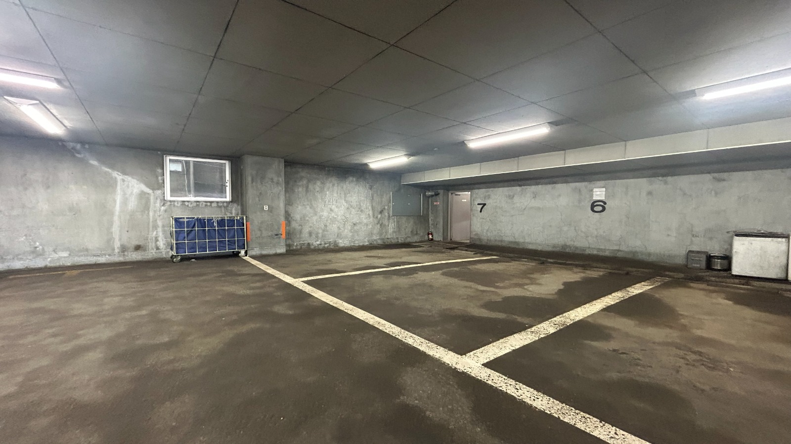 屋内駐車場　③