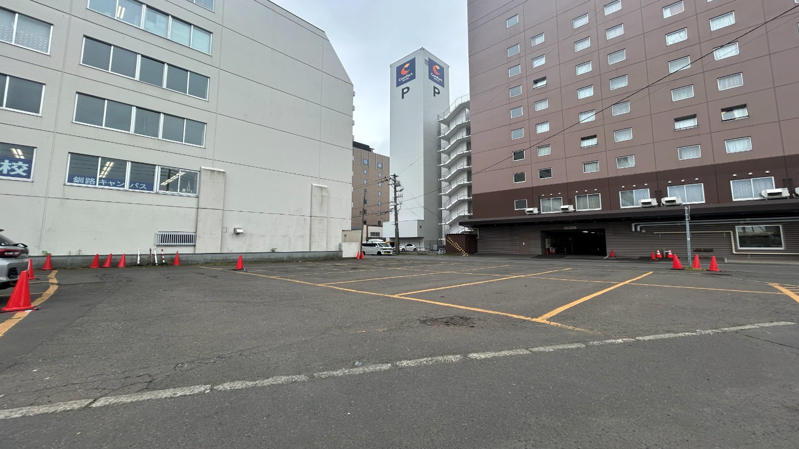 屋外駐車場　①