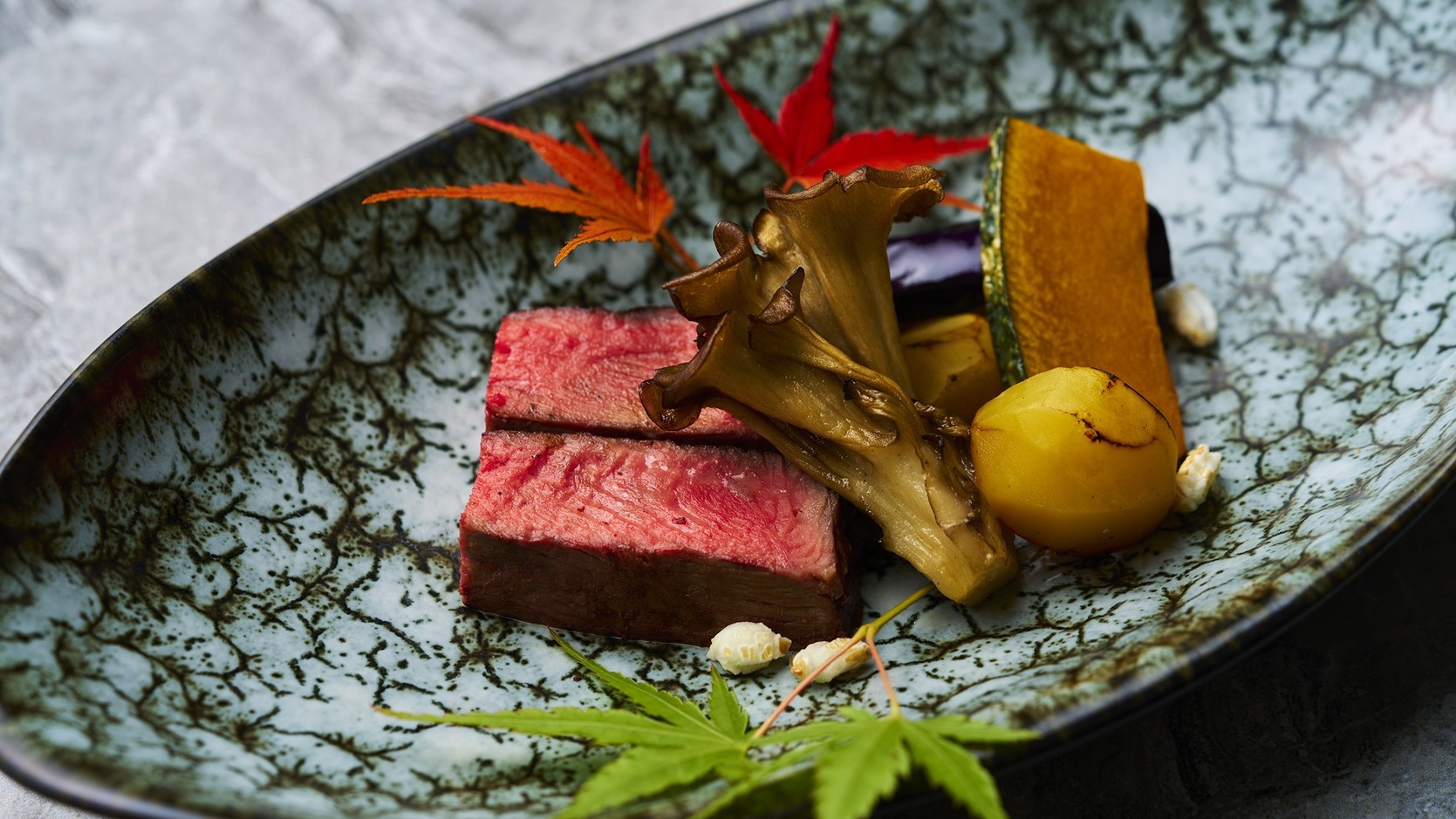 【日本料理コース／秋】シーサイドレストランで季節を味わう安らぎ空間、旬の味覚を楽しむ瞬間／1泊2食付