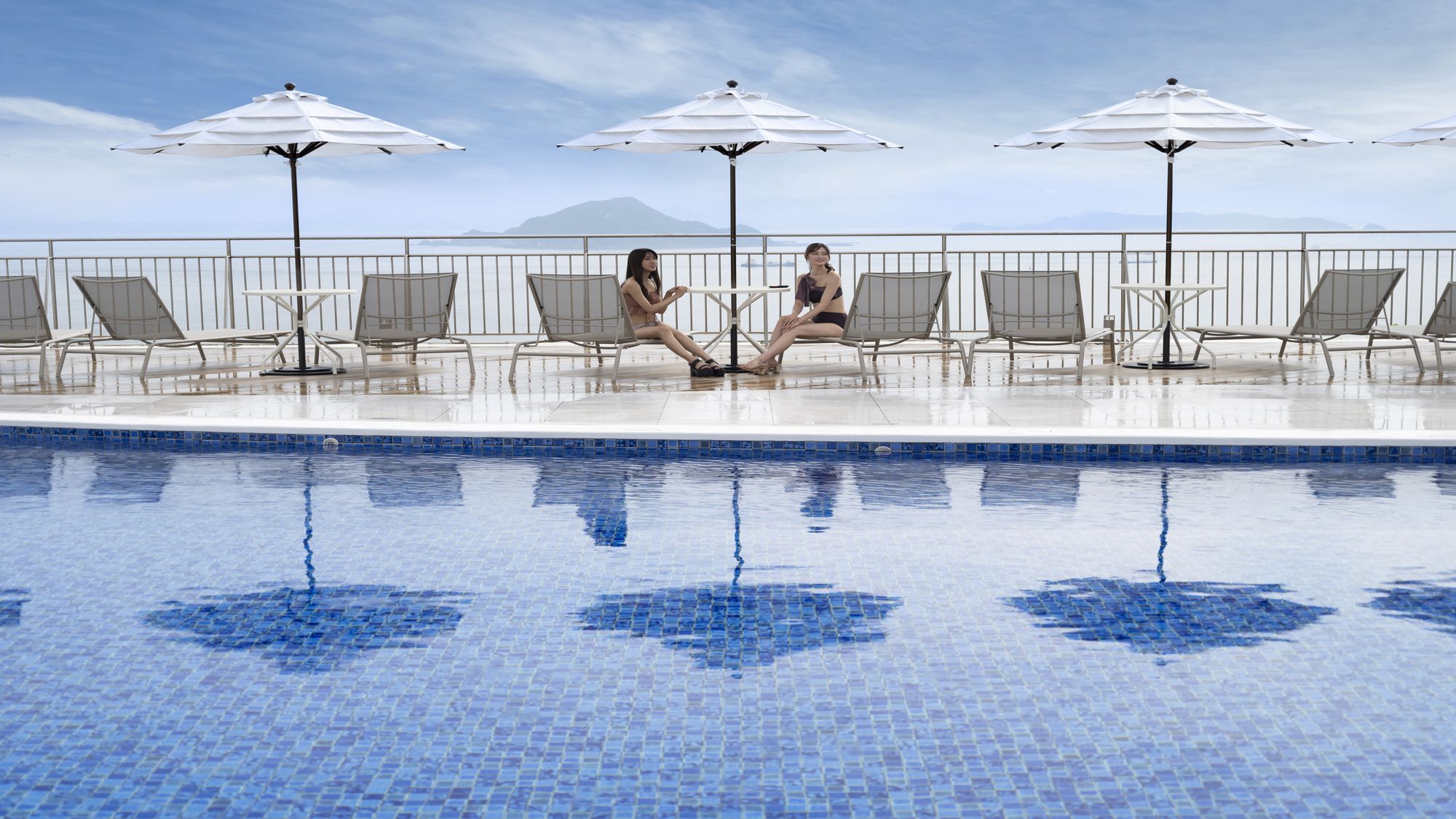 伊良湖岬を見渡す絶景の屋外プール。大人も子供も楽しめるプールです。