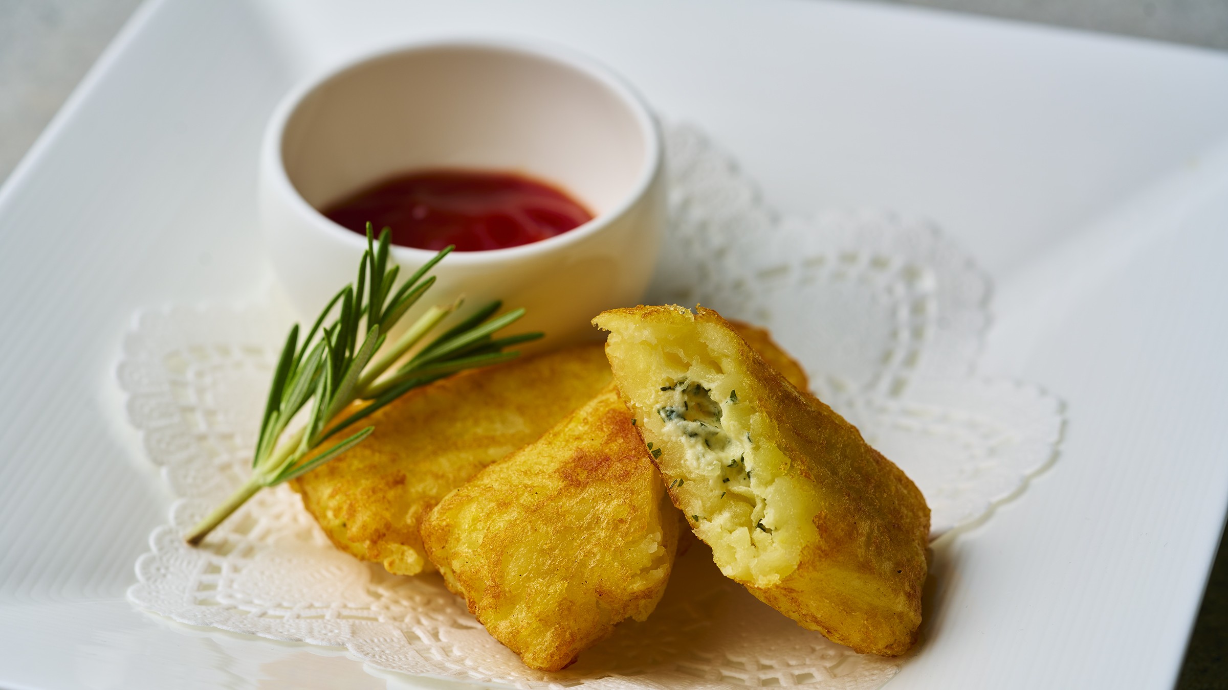 カフェメニュー／「エルファーポテト」はワインにぴったり