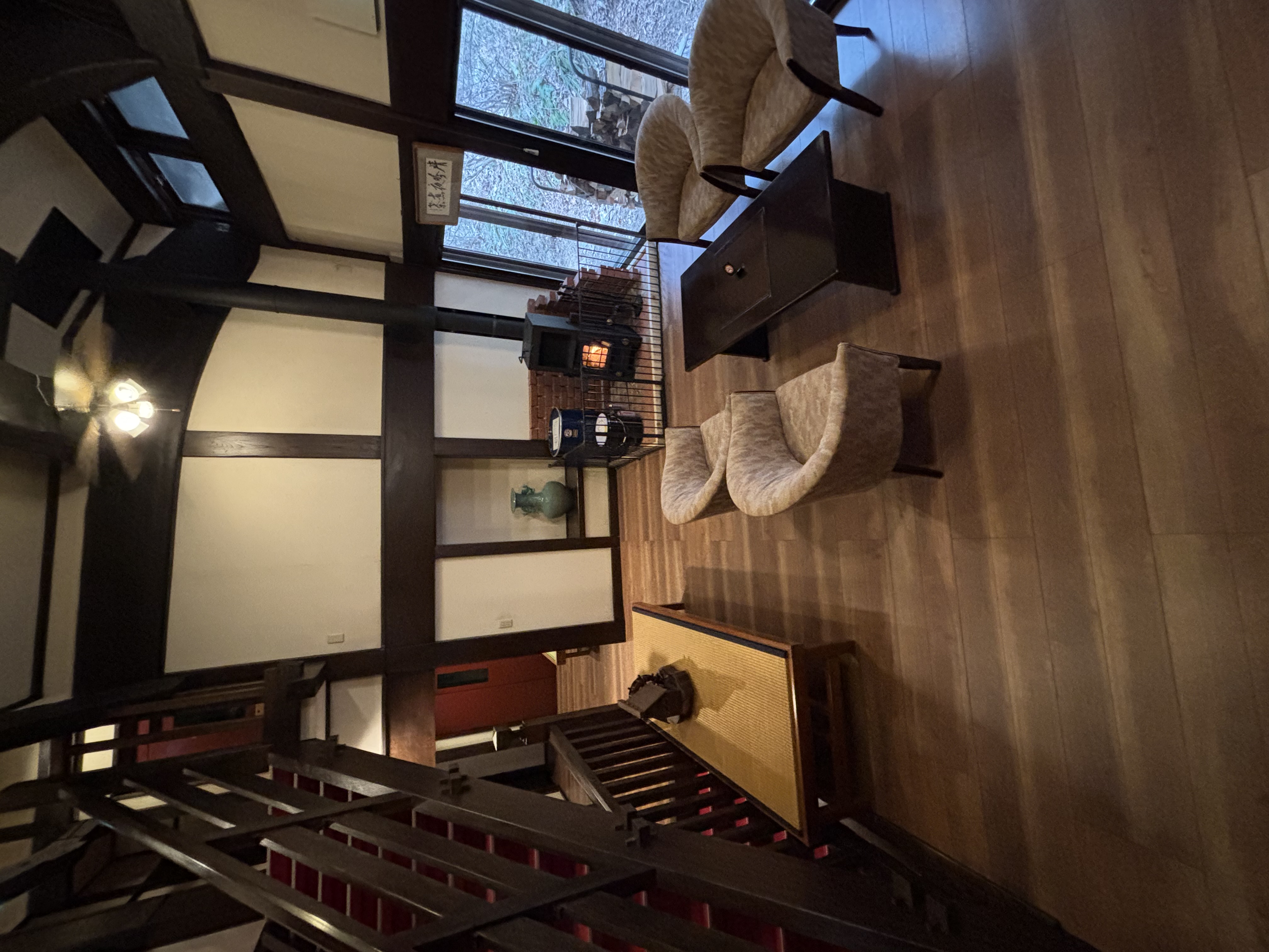 太い梁や、柱の見ごたえあるロビー