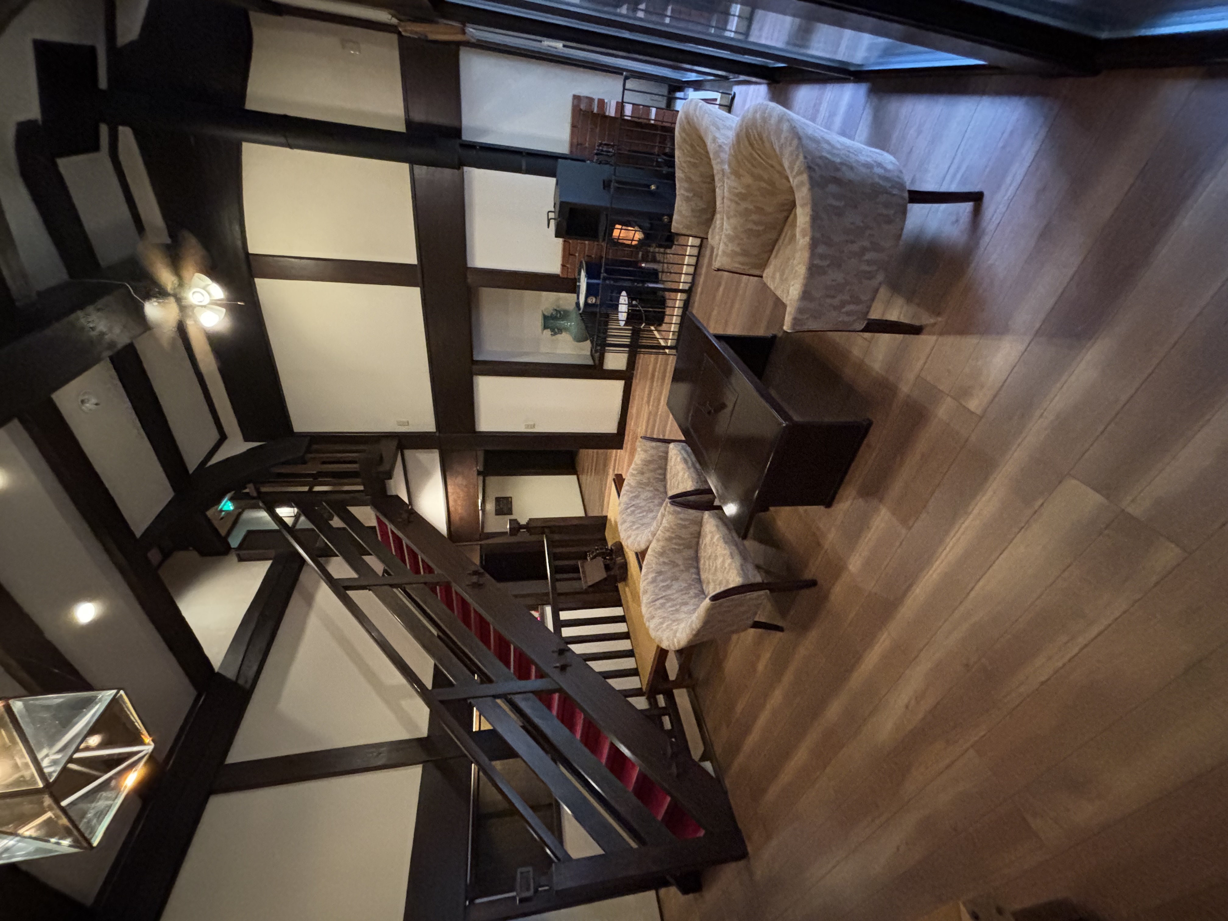 薪ストーブを焚いたロビー