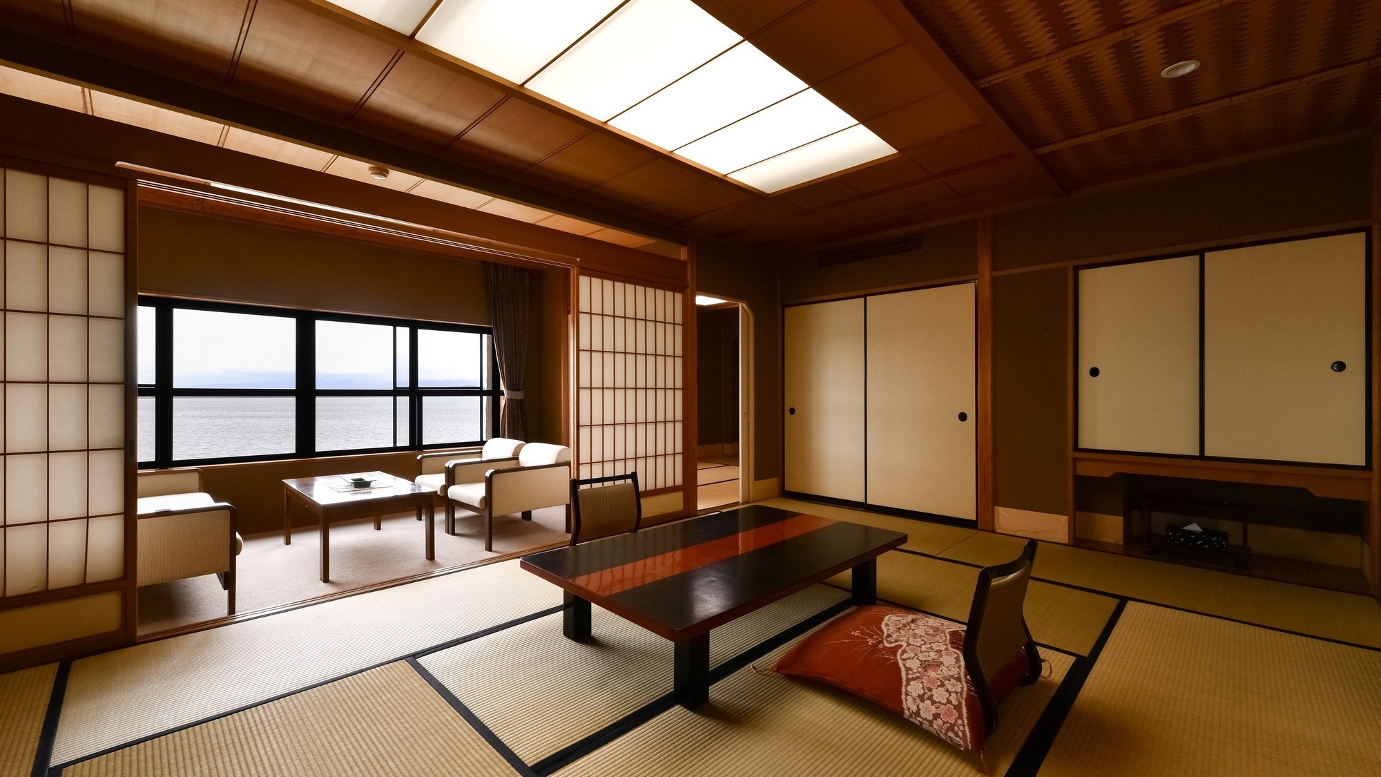 【パノラマビュー特別室】柴山潟を眺める角部屋10〜12.5畳