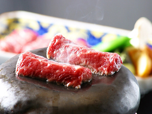 お肉を卓前で焼く、あつあつ牛焼き。ジューシーなお肉をお楽しみ下さい。