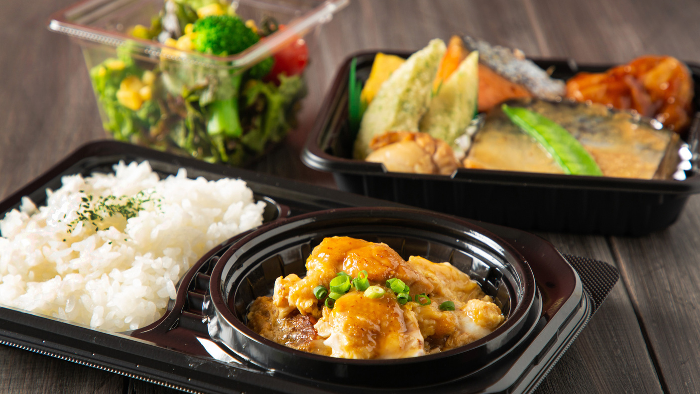 【夕食日替わり弁当一例】親子丼＋魚などのサイドメニュー＋サラダ