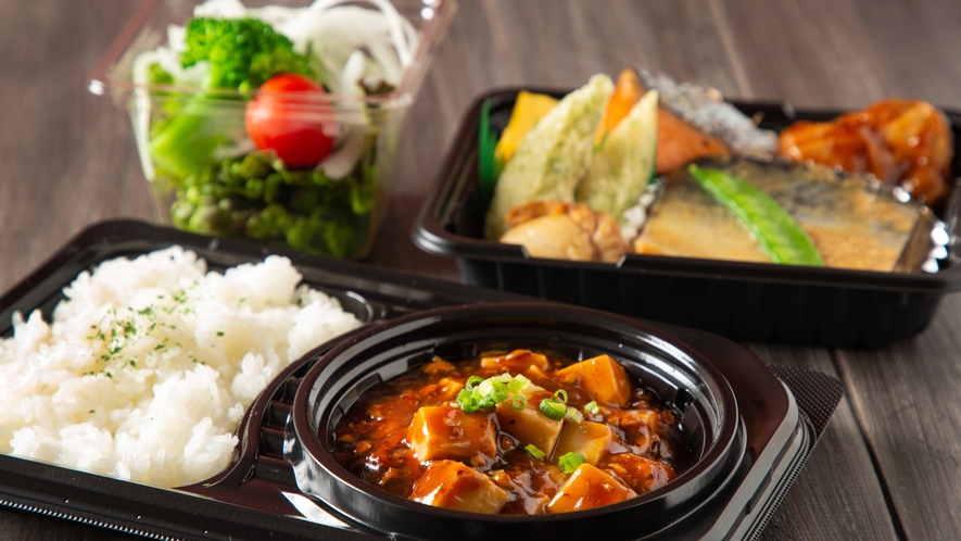 【夕食日替わり弁当一例】麻婆豆腐＋魚などのサイドメニュー＋サラダ