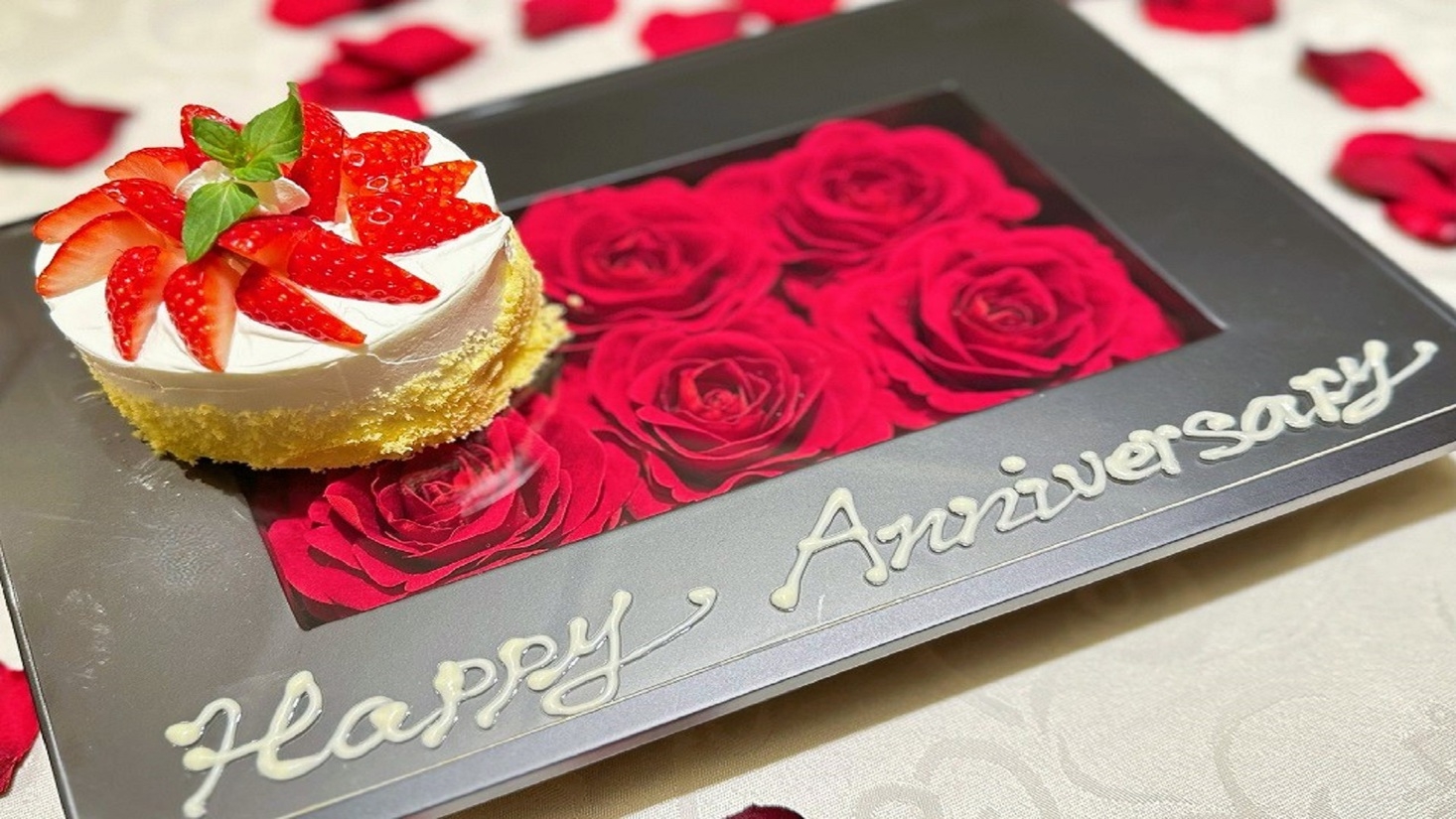 【銀座の隠れ家レストラン】可愛らしいバラのお花にアニバーサリーケーキを乗せた記念日プラン