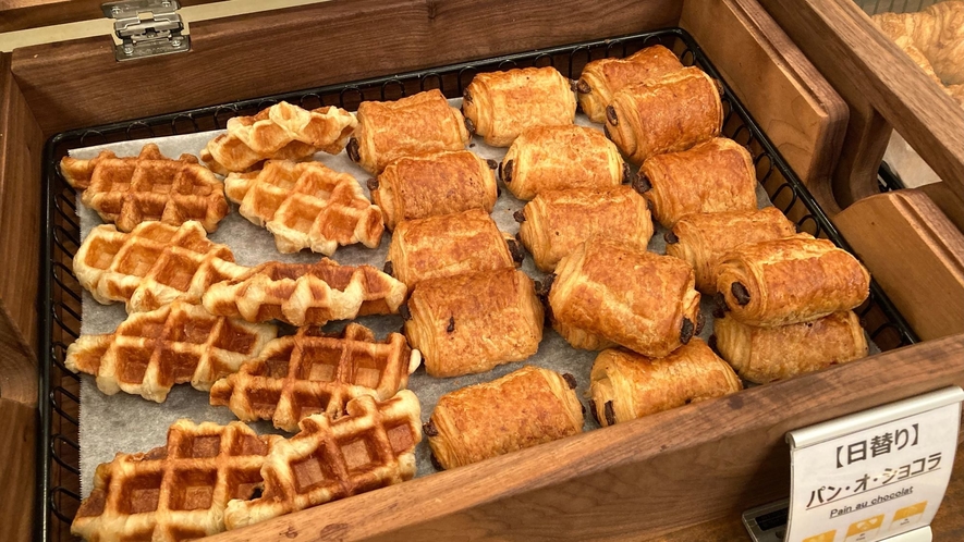 朝食：シェフおすすめクロワッサンワッフルと、日替わりパン