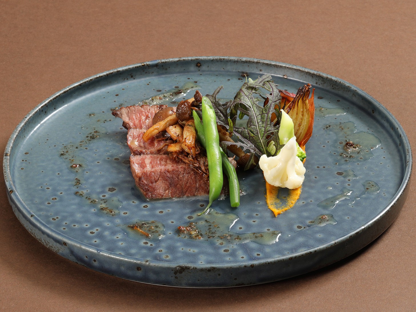 島根和牛もも肉と有馬山椒入りバターソース