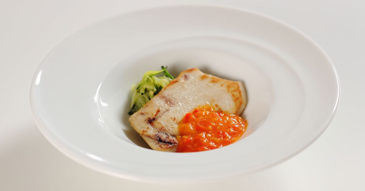 【夏のキャンドルフレンチ】魚料理：メカジキのコンフィ、２色のパプリカソース