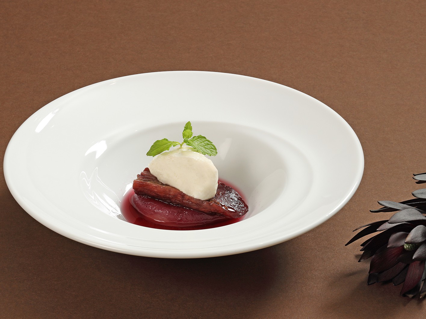 茄子と鳥取県産梨の赤ワインコンポート牛乳アイス添え