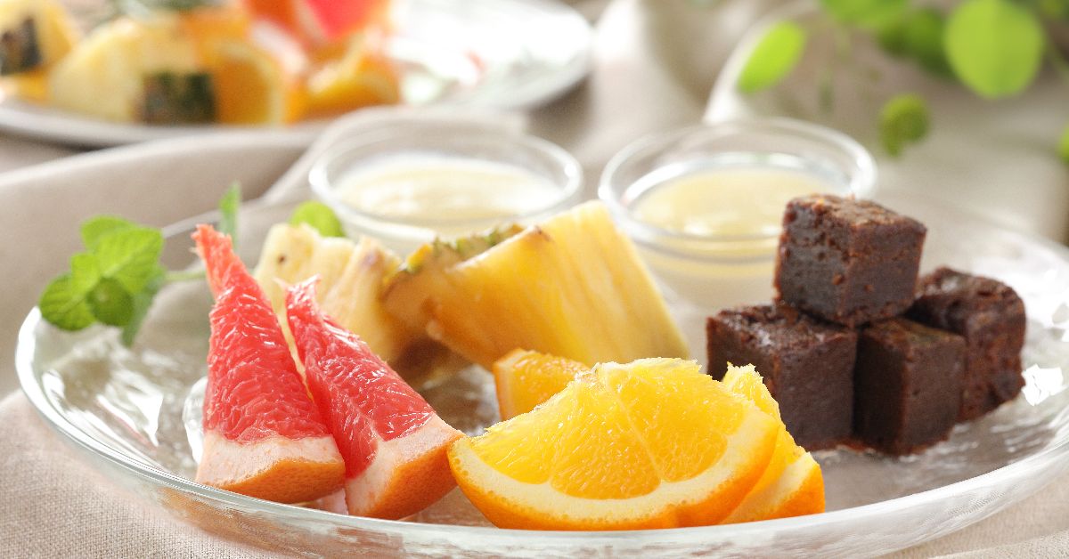 【朝食バイキング】新鮮な島根県産フルーツ。キャンドル特製スイーツも食後にお召し上がりください。