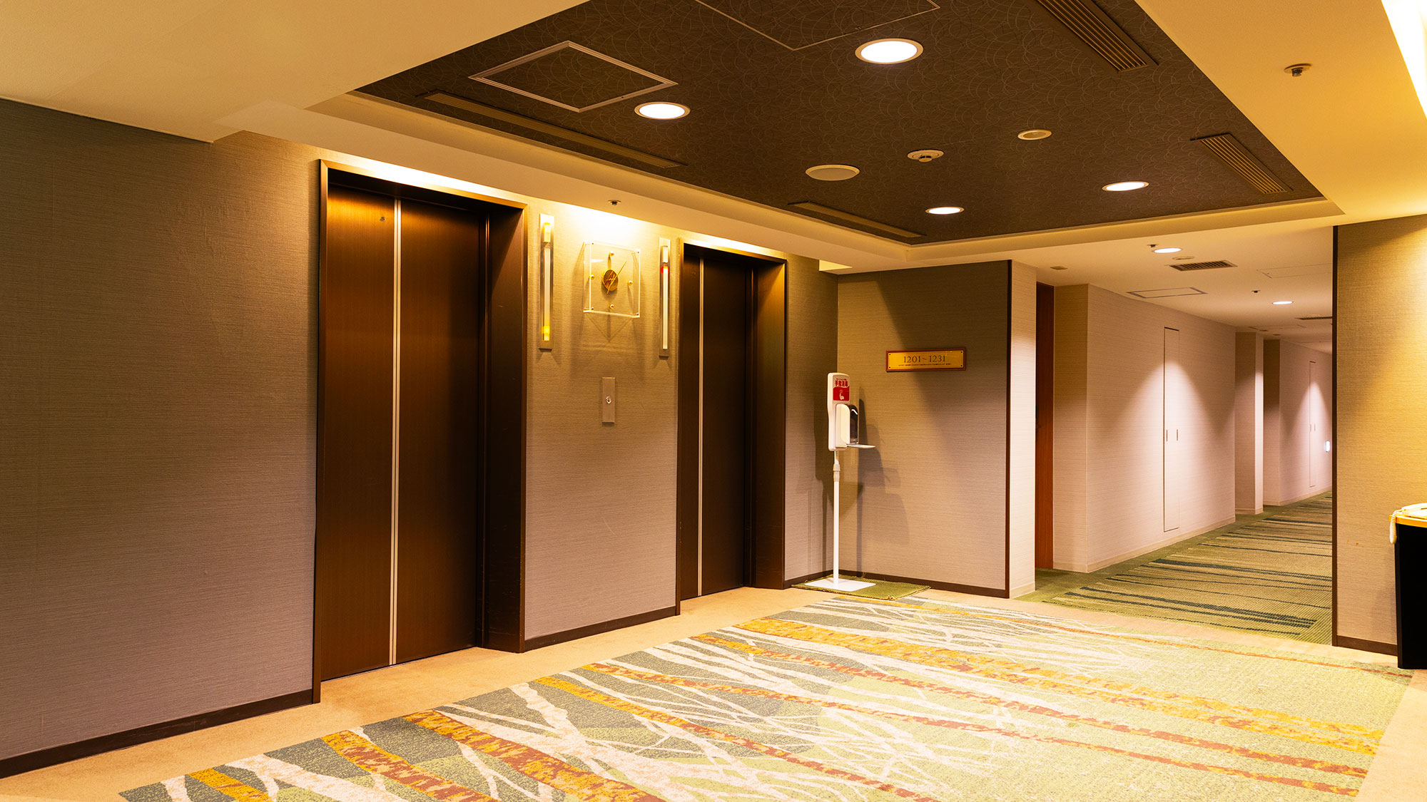【エレベーターホール】各階にエレベーターを導入しております。