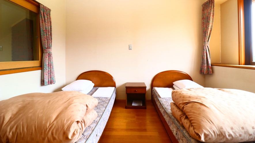 コテージ◆２部屋の寝室にそれぞれ２台のシングルベッドがございます。